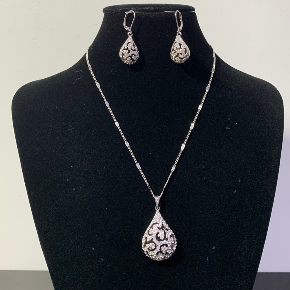 Rhinestone paisley with black enamel set